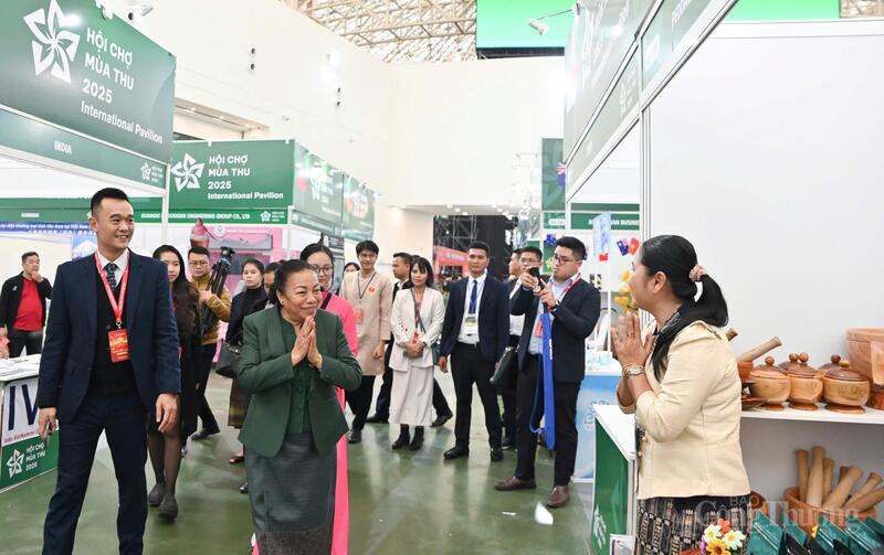 Đồng chí Sủn-thon Xay-nha-chắc, Bí thư Trung ương Đảng, Phó Chủ tịch Quốc hội Lào tham quan gian hàng Lào tại Hội chợ Mùa Thu lần thứ nhất - 2025. Ảnh: Nam Nguyễn