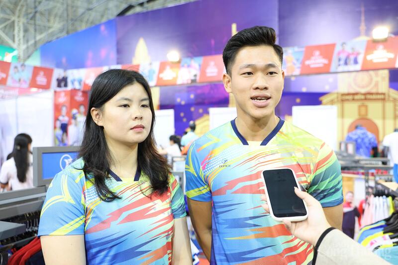 Võ sĩ Nguyễn Tấn Sang (bên phải) chia sẻ với phóng viên Báo Công Thương.