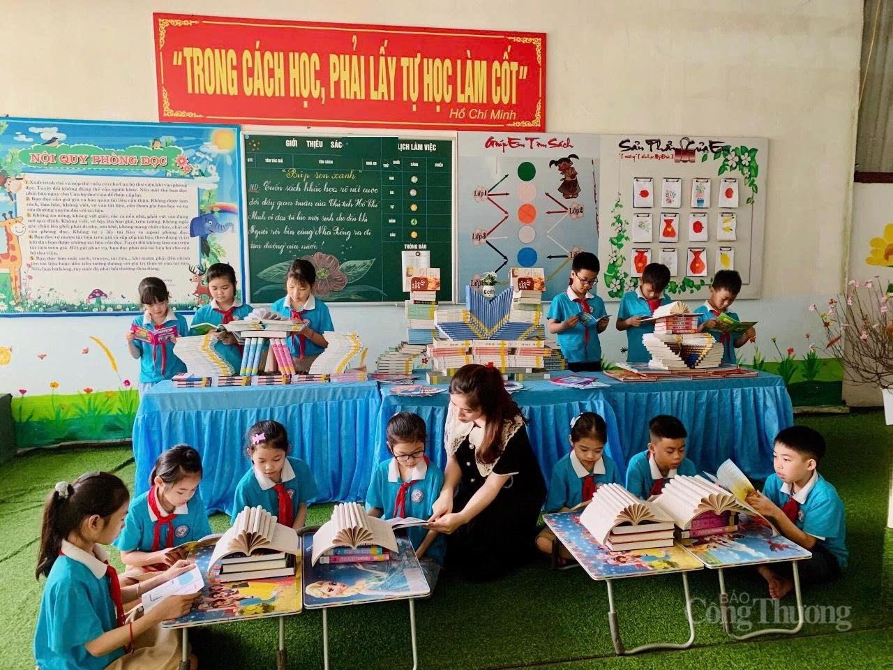 Cô và trò Trường Tiểu học Mỹ Đức 1, xã An Khánh, TP. Hải Phòng tại thư viện nhà trường