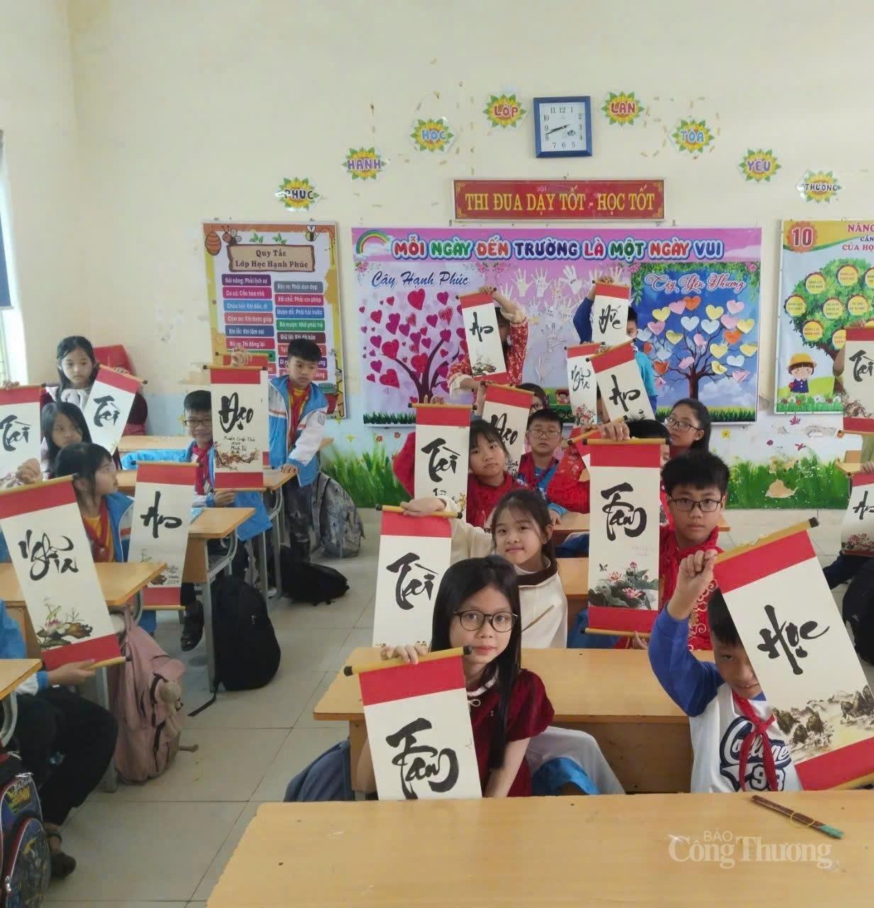 Học sinh Trường Tiểu học Mỹ Đức 1, xã An Khánh, TP. Hải Phòng tham gia tiết học trải nghiệm viết chữ thư pháp