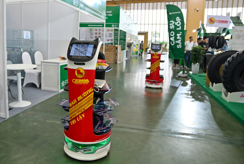 Dọc khắp các hành lang những chú robot giới thiệu, chỉ dẫn xuất hiện giúp người dân tìm thông tin dễ dàng.