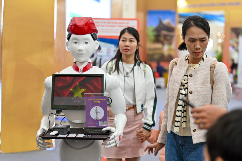 Ngay tại cổng vào của khu trưng bày công nghệ, hình ảnh những chú robot lễ tân thông minh gây ấn tượng mạnh mẽ. Với khả năng tương tác tự nhiên, nhận diện cảm xúc và di chuyển linh hoạt, những "trợ lý" này đã đảm nhận vai trò hỗ trợ hành chính, cung cấp thông tin về bản đồ sự kiện, vị trí gian hàng và các chương trình khuyến mãi một cách nhanh chóng, chính xác.