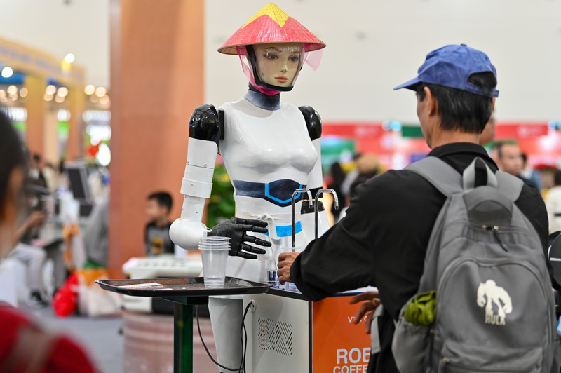 Robot lễ tân không chỉ là một công cụ tra cứu, mà còn là minh chứng sống động cho việc ứng dụng AI vào các công việc văn phòng, hành chính. Khách tham quan không khỏi ngỡ ngàng trước tốc độ xử lý và sự thân thiện của chúng,” một chuyên gia công nghệ nhận định.