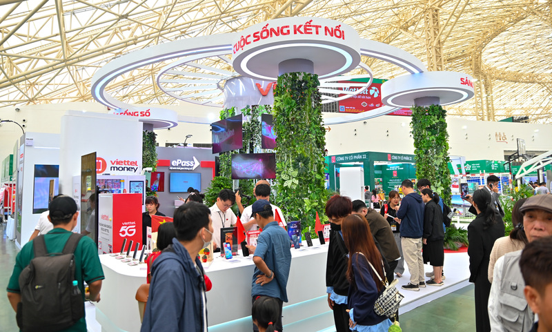 Gian hàng của Viettel trở thành một điểm nhấn không thể bỏ qua, nơi tập đoàn này giới thiệu hệ sinh thái công nghệ toàn diện, đặc biệt là các giải pháp giao hàng và logistics thông minh.