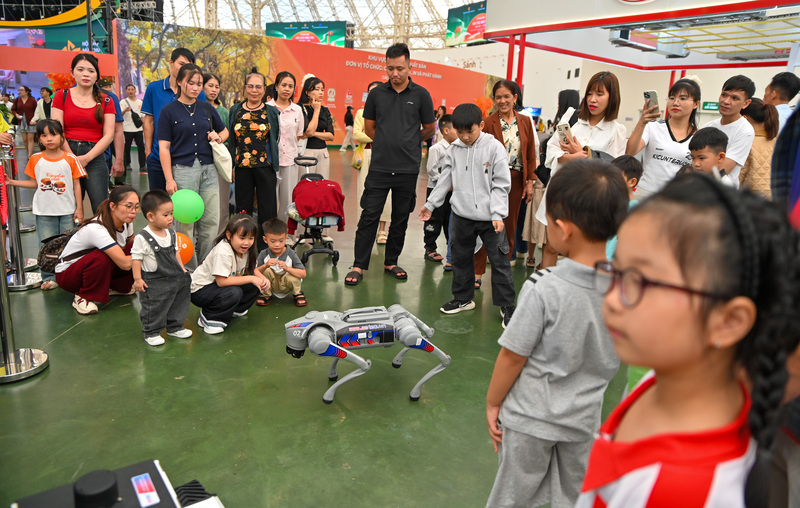 Nhìn chung, các gian hàng trưng bày robot luôn trong tình trạng đông nghịt khách tham quan và trải nghiệm
