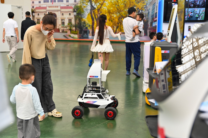 Từ robot công nghiệp, robot y tế cho đến các mô hình robot giáo dục, tất cả đều tạo nên một không khí sôi động, náo nhiệt. Sự hiếu kỳ của người lớn và sự phấn khích của trẻ em đã biến khu vực này thành tâm điểm của hội chợ.