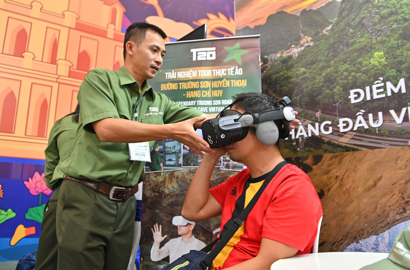 Không gian lịch sử tại khu du lịch Hang Chỉ Huy (Quảng Bình) đã được làm sống dậy một cách chân thực và đầy cảm xúc nhờ vào công nghệ thực tế ảo (VR) 9D tiên tiến. Đây không chỉ là một trải nghiệm giải trí, mà còn là một chuyến "du hành thời gian" giàu ý nghĩa giáo dục lịch sử.