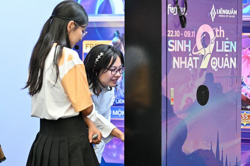 Các gian chụp hình tự động cũng thu hút đông các bạn trẻ xếp hàng.