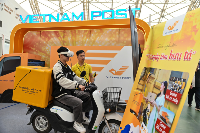 Với chiếc kính VR được trang bị, người tham gia ngay lập tức được đưa vào môi trường 3D sống động của hệ thống logistics hiện đại. Từ các em học sinh tiểu học đến người lớn tuổi đều tỏ ra hào hứng khi lần lượt trải nghiệm.