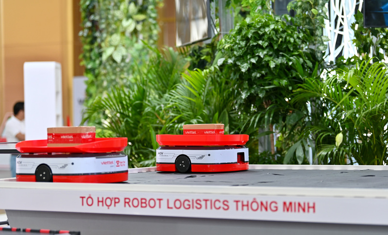 Các mô hình và đoạn phim trình diễn về công nghệ giao hàng sử dụng drone (máy bay không người lái) và robot tự hành đã thu hút sự chú ý đặc biệt.