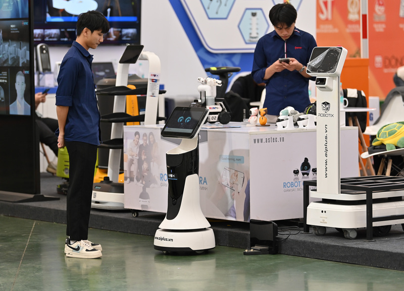 Các sản phẩm robot thông minh được giới thiệu tại hội chợ.