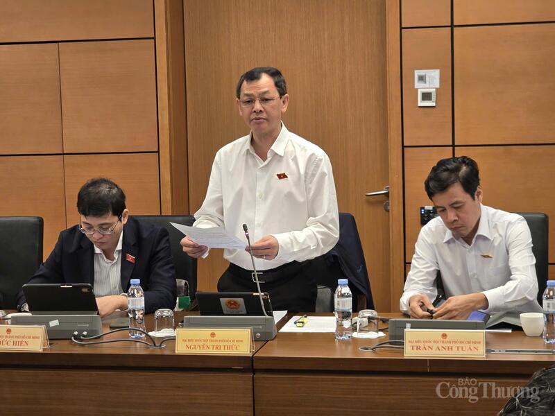 Đại biểu Nguyễn Tri Thức- đoàn TP Hồ Chí Minh