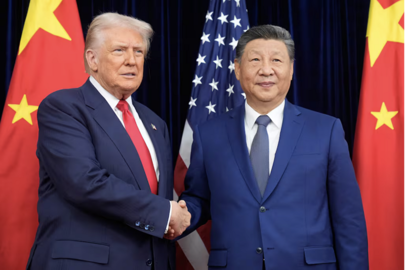 Tổng thống Mỹ Donald Trump (trái) bắt tay Chủ tịch Trung Quốc Tập Cận Bình trước cuộc gặp tại Busan, Hàn Quốc, ngày 30/10/2025. Ảnh: AP.
