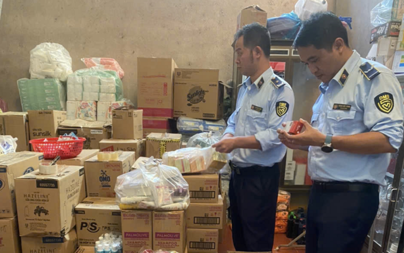 Lực lượng Quản lý thị trường Đắk Lắk kiểm tra một cơ sở kinh doanh ở địa bàn. Ảnh: Thu Hà.