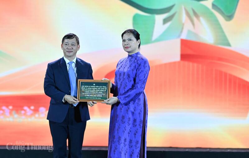 Bà Hà Thị Nga - Phó Chủ tịch Ủy ban Trung ương Mặt trận Tổ quốc Việt Nam  tiếp nhận các khoản quyên góp ủng hộ đồng bào bị ảnh hưởng bão lũ, thiên tai từ Tổng công ty Hàng không Việt Nam. Ảnh: Nam Nguyễn.