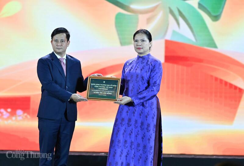 Bà Hà Thị Nga - Phó Chủ tịch Ủy ban Trung ương Mặt trận Tổ quốc Việt Nam tiếp nhận các khoản quyên góp ủng hộ đồng bào bị ảnh hưởng bão lũ, thiên tai từ Ngân hàng Thương mại Cổ phần Công Thương Việt Nam. Ảnh: Nam Nguyễn.