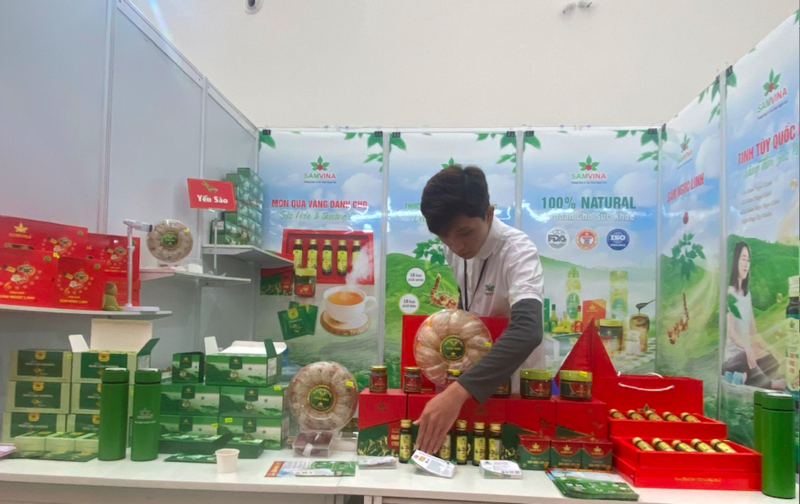 Gian hàng của Công ty TNHH Sâm VINA (Đà Nẵng) tại Hội chợ. Ảnh: Hải Linh