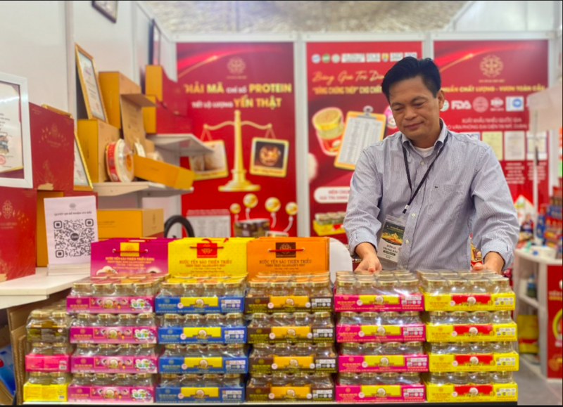 Gian hàng giới thiệu sản phẩm Yến sào Thiên Triều của Công ty TNHH Sản xuất thương mại dịch vụ Sức khoẻ vàng (Khánh Hoà). Ảnh: Hải Linh