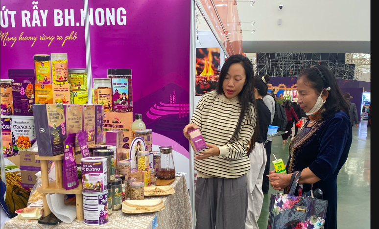 Gian hàng của thương hiệu BH. Nông thu hút khách thăm quan. Ảnh: Hải Linh