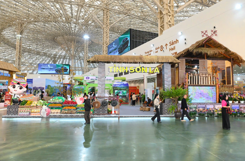 Khu gian hàng trưng bày của UBND tỉnh Sơn La. Ảnh: Nguyễn Nam.