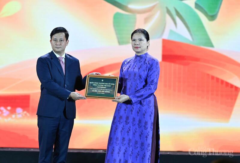 Đại diện các đơn vị trao biểu trưng ủng hộ đồng bào bị ảnh hưởng bởi lũ lụt. Ảnh: Nguyễn Nam.