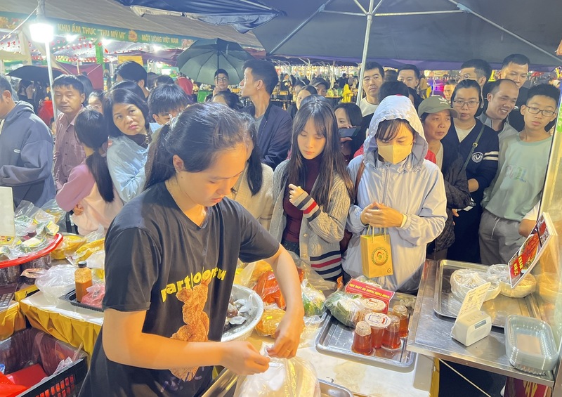 Khách thăm quan xếp hàng mua vịt quay tại gian ẩm thực tỉnh Lạng Sơn trong Hội chợ Mùa Thu lần thứ nhất năm 2025