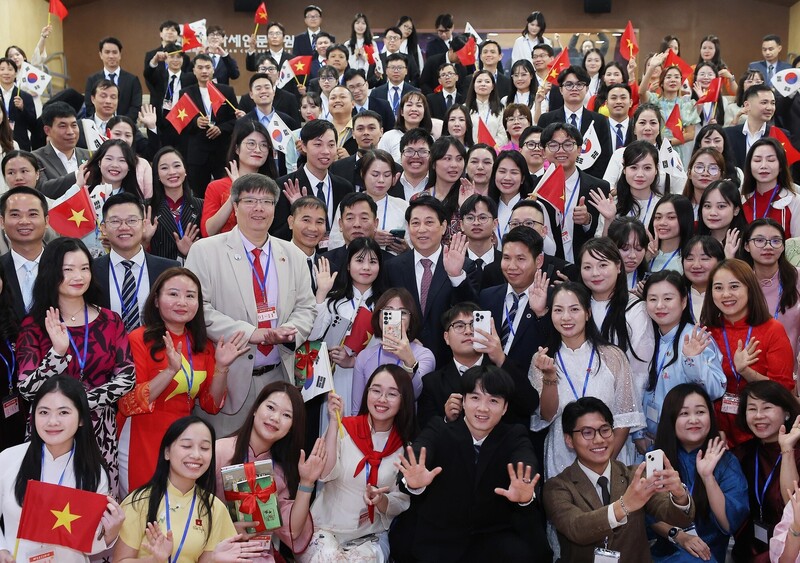 Trong khuôn khổ Tuần lễ cấp cao APEC 2025, Chủ tịch nước Lương Cường đã gặp gỡ cán bộ, nhân viên các cơ quan đại diện Việt Nam tại Hàn Quốc và cộng đồng người Việt Nam tại khu vực đông nam Hàn Quốc. Ảnh: TTXVN