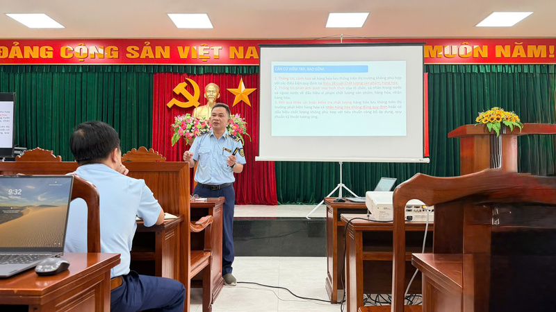 Ông Đinh Văn Hà, Phó Chi cục trưởng Chi cục QLTT Gia Lai trao đổi tại Hội nghị tập huấn, trao đổi nghiệp vụ đợt 2 năm 2025. Ảnh: QLTT