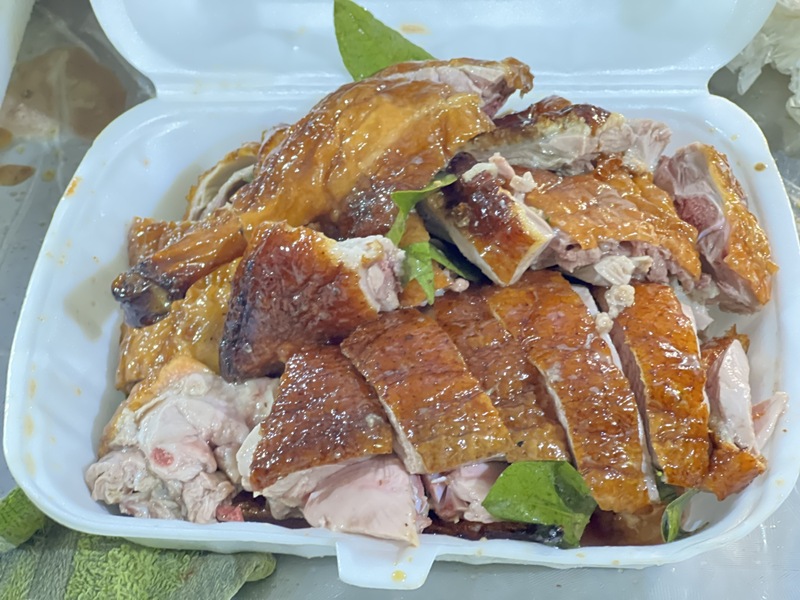 Món vịt quay Lạng Sơn nổi bật với sắc vàng đẹp mắt, lan tỏa hương vị mắc mật đặc trưng.