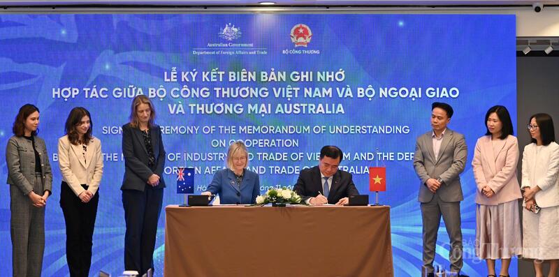 Đại diện cho Bộ Công Thương Việt Nam - Thứ trưởng Bộ Công Thương Nguyễn Sinh Nhật Tân và Đại sứ Australia tại Việt Nam Gillian Bird - đại diện cho Bộ Ngoại giao Thương mại Australia đã ký kết Biên bản ghi nhớ về việc hợp tác để tối đa hóa tiềm năng của các FTA.