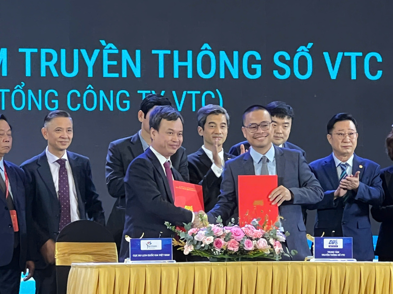 Lễ ký kết giữa Trung tâm Truyền thông số VTC (Tổng công ty VTC) và Trung tâm Thông tin Du lịch (Cục Du lịch Quốc gia Việt Nam). Ảnh: Thanh Thảo