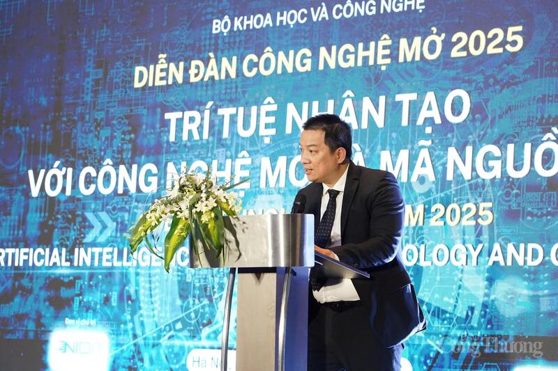 Ông Hồ Đức Thắng, Viện trưởng Viện Công nghệ số và Chuyển đổi số quốc gia trình bày báo cáo “Phát triển hệ sinh thái AI mở - Nền tảng cho tự chủ công nghệ và đổi mới sáng tạo quốc gia”. Ảnh: Quỳnh Nga