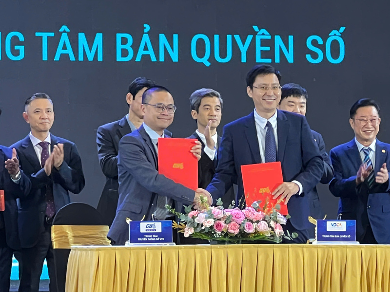 Lễ ký kết giữa Trung tâm Truyền thông số VTC (Tổng công ty VTC) và Trung tâm Bản quyền số (DCC). Ảnh: Thanh Thảo