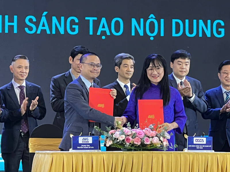 Lễ ký kết giữa Trung tâm Truyền thông số VTC (Tổng công ty VTC) và Câu lạc bộ Liên minh Sáng tạo Nội dung số Việt Nam (DCCA). Ảnh: Thanh Thảo