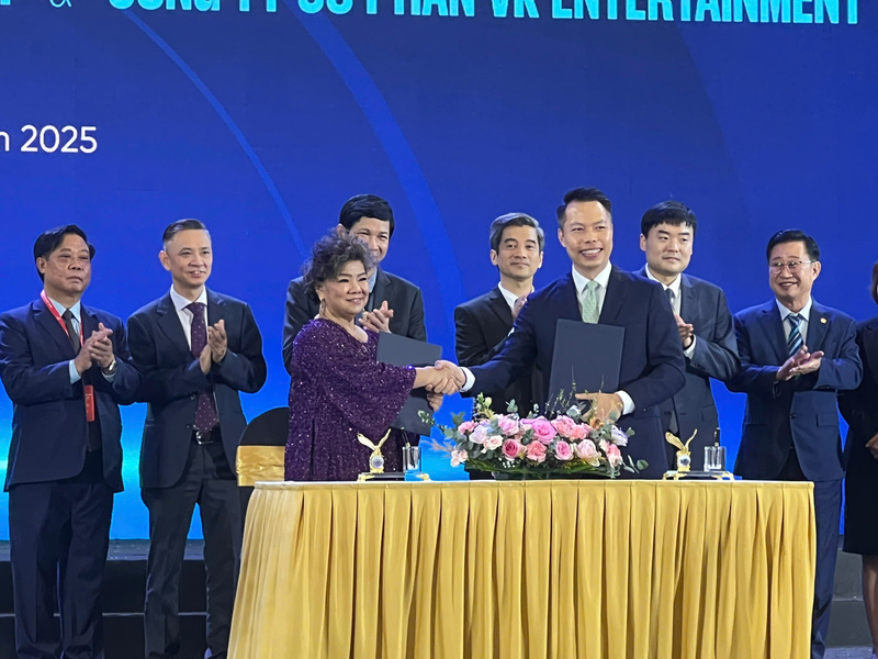 Lễ ký kết giữa Hội Bảo vệ Quyền của nghệ sĩ biểu diễn Việt Nam (APPA) và Công ty Cổ phần VK Entertainment. Ảnh: Thanh Thảo