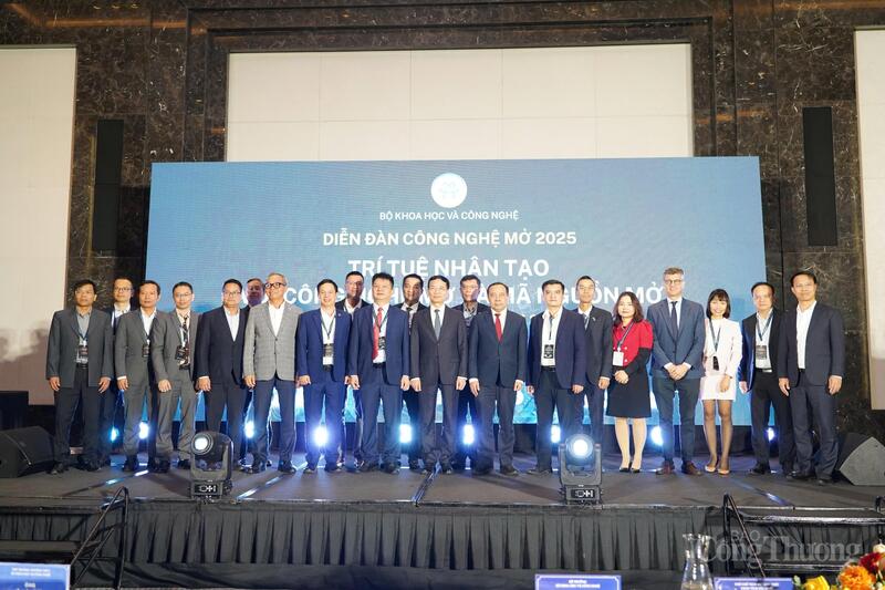 Bộ trưởng Nguyễn Mạnh Hùng chụp ảnh lưu niệm cùng các đại biểu tham dự diễn đàn. Ảnh: Quỳnh Nga