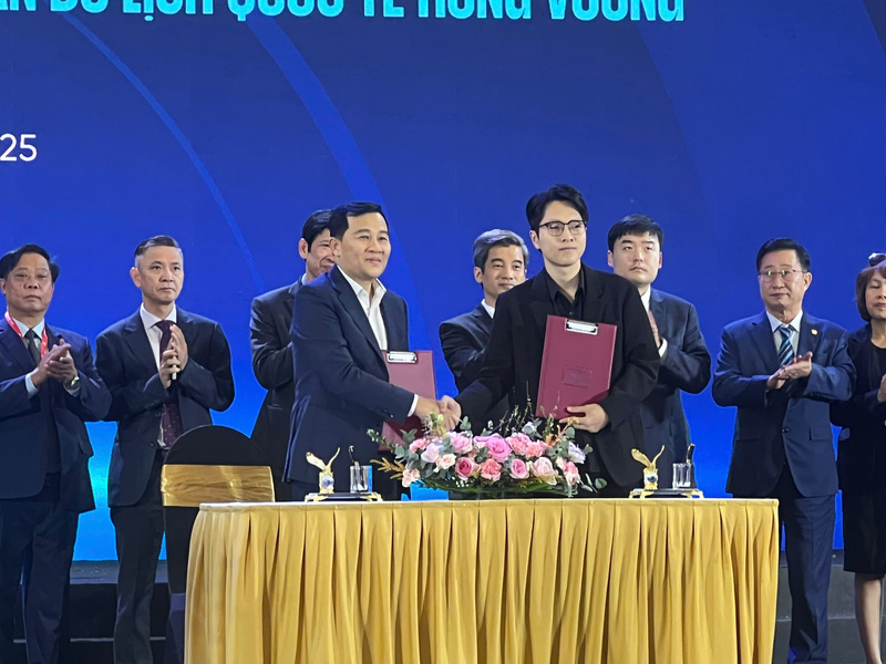 Lễ ký kết giữa Trung tâm Chiếu phim Quốc gia và Công ty Cổ phần Du lịch quốc tế Hùng Vương. Ảnh: Thanh Thảo