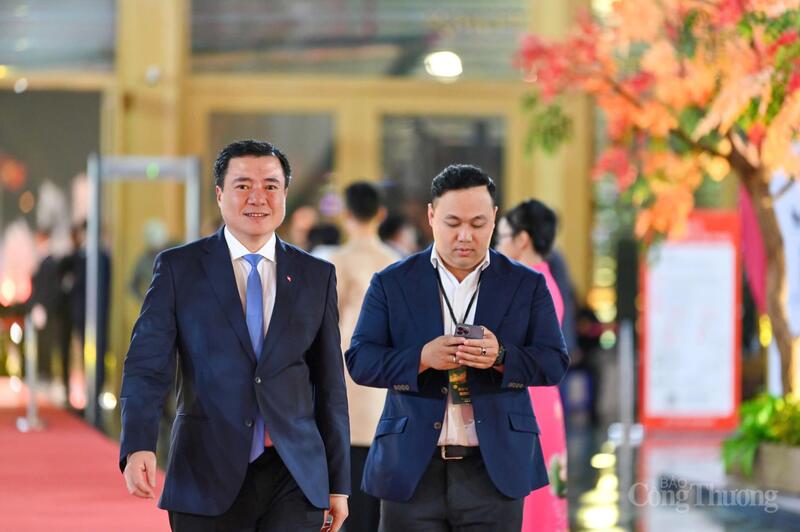 Thứ trưởng Nguyễn Sinh Nhật Tân đến dự Lễ bế mạc. Ảnh: Nam Nguyễn