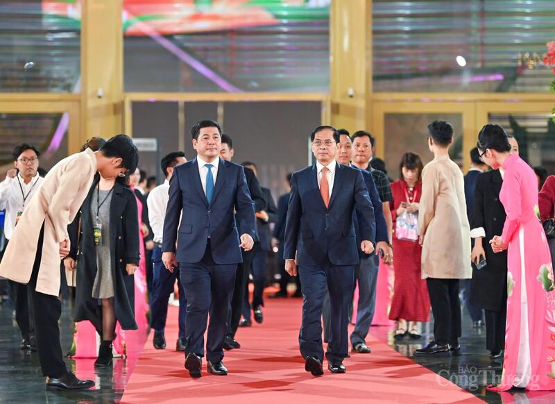 Bộ trưởng Nguyễn Hồng Diên dự Lễ bế mạc Hội chợ Mùa Thu lần thứ nhất - 2025 - 2