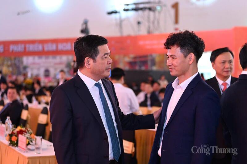 Bộ trưởng Bộ Công Thương Nguyễn Hồng Diên trao đổi với Cục trưởng Cục Nghệ thuật biểu diễn (Bộ Văn hóa, Thể thao và Du lịch) - NSND Xuân Bắc trước giờ bế mạc. Ảnh: Nam Nguyễn