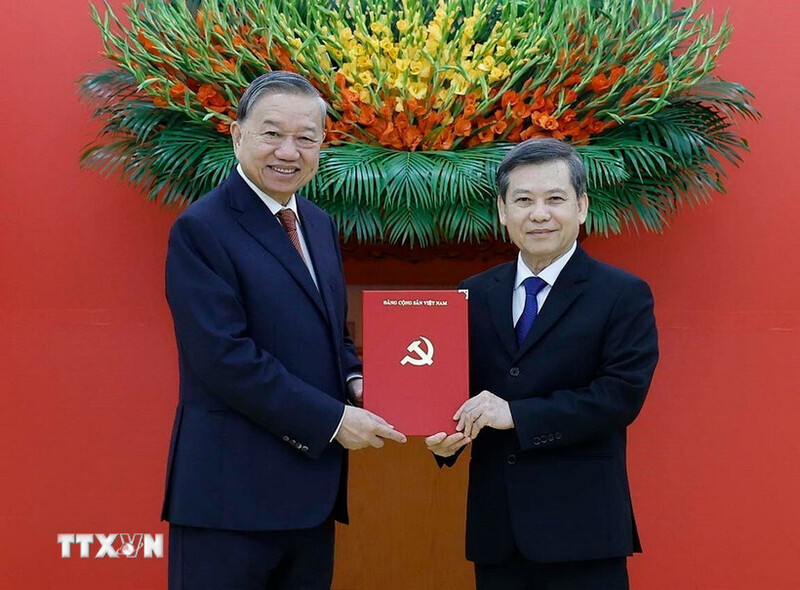 Tổng Bí thư Tô Lâm trao Quyết định điều động, phân công, bổ nhiệm đồng chí Lê Minh Trí. Ảnh: TTXVN.