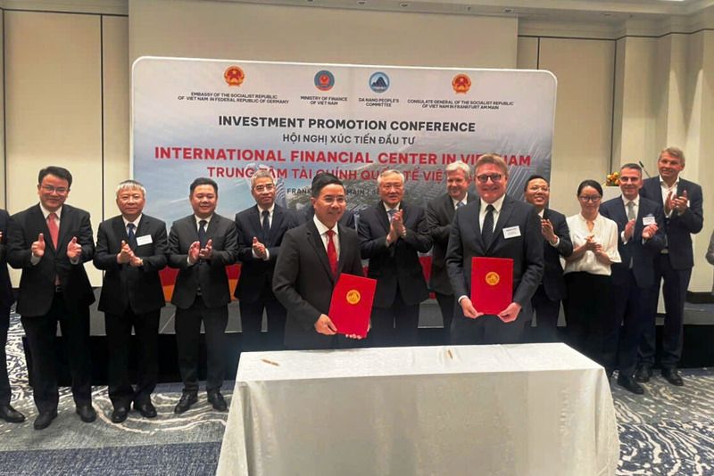 Hồi cuối tháng 9/2025, tại Đức, dưới sự chứng kiến của Phó Thủ tướng Thường trực Chính phủ Nguyễn Hòa Bình, UBND TP. Đà Nẵng đã ký kết Bản ghi nhớ hợp tác về trung tâm tài chính với Công ty Frankfurt Main Finance. Ảnh: Đình Cường