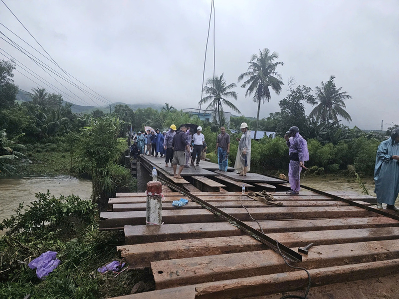 Cầu sắt Cây Sung đã được dựng lại trong đêm sau sự cố sạt lở gãy cầu, đảm bảo phá thế cô lập cho hơn 1200 hộ dân nơi đây. Ảnh: Tuệ Lâm.