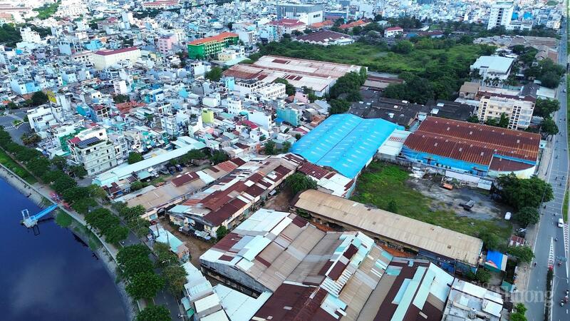 Tuy nhiên, đây là dự án hiếm hoi có "mặt tiền đại lộ" trên trục huyết mạch Võ Văn Kiệt, chạy dọc kênh Tàu Hủ - Lò Gốm, có lưu lượng giao thông lớn, tầm nhìn thoáng và hưởng lợi từ sự tăng tốc của hạ tầng khu vực.