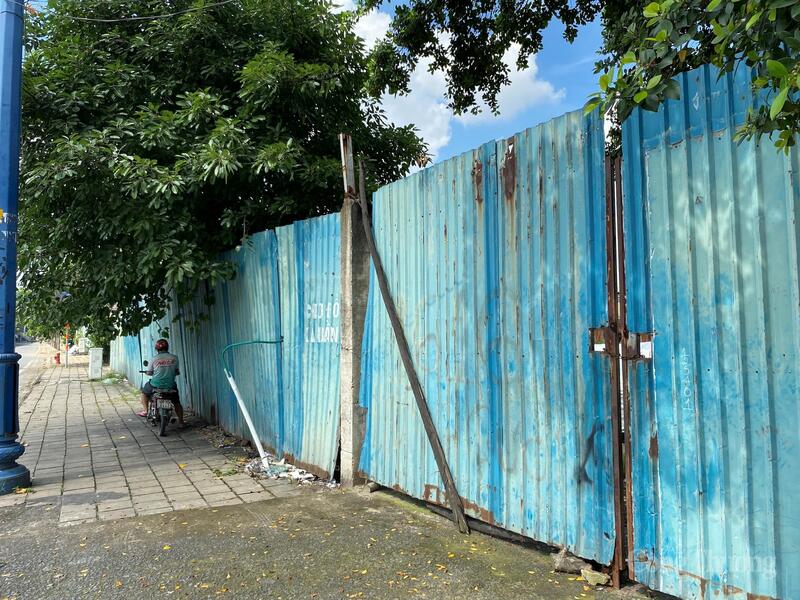 Dự án được quây tôn rào cao tứ phía, cổng chính khóa chặt và không có bảo vệ trông coi.