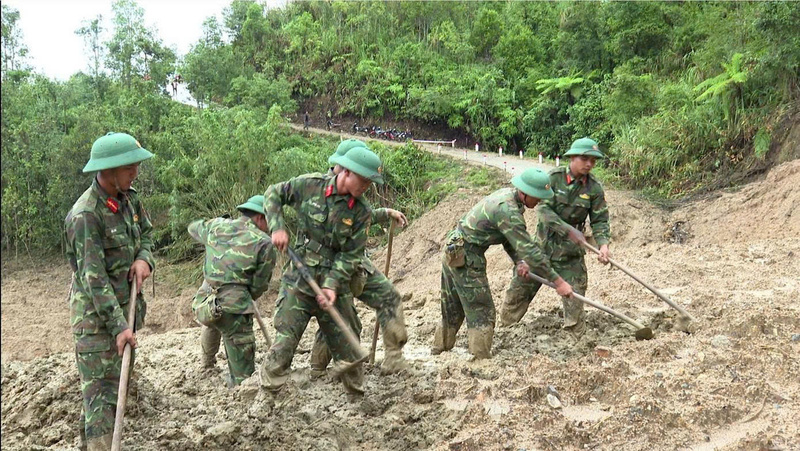 Gần 200 cán bộ, chiến sĩ Sư đoàn 10 dùng cuốc xẻng để thông tuyến đến 5 thôn bị cô lập của xã Ngọc Linh. Ảnh: Tuệ Lâm.