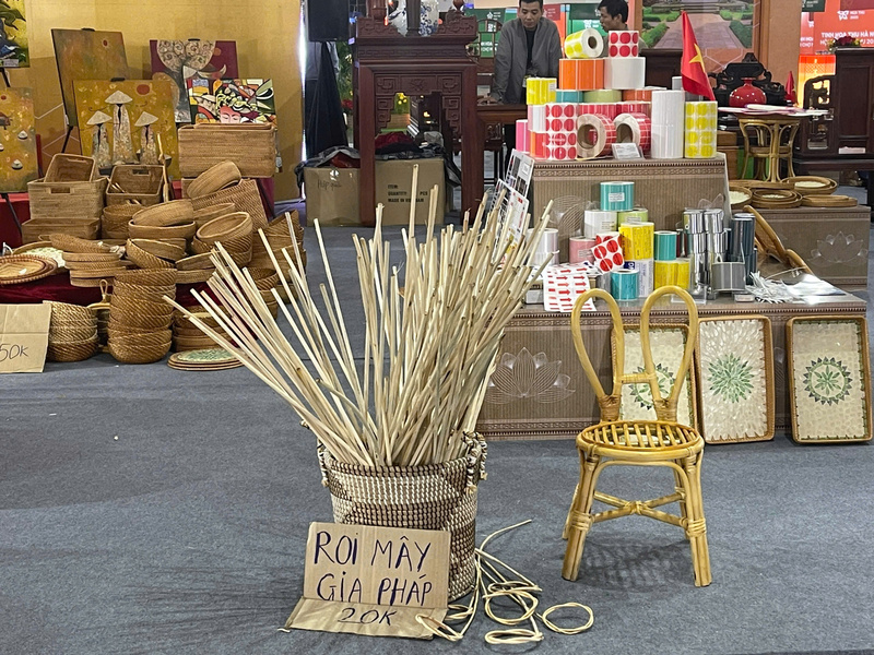 Sản phẩm được đông đảo du khách checkin, lựa mua tại Hội chợ Mùa Thu 2025. Ảnh: Diệu Linh