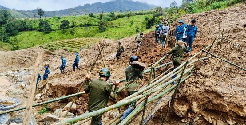 Lực lượng công an và dân quân của địa phương cũng tích cực tham gia để giúp bà con vùng cô lập. Ảnh: Tuệ Lâm.