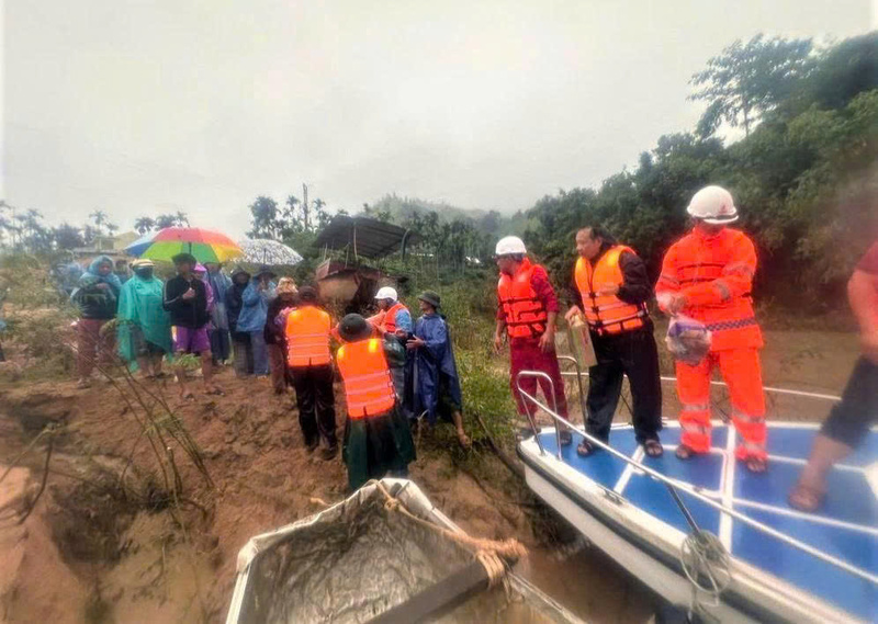 Khi đường bộ khó tiếp cận, vận chuyển hàng cứu trợ bằng đường thủy qua hồ Đăk Đrinh là cách nhanh nhất để có thể tiếp cận bà con đang bị chia cắt. Ảnh: Tuệ Lâm.