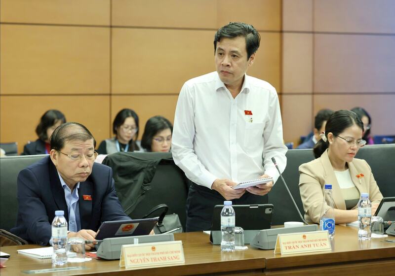 Đại biểu Trần Anh Tuấn góp ý vào văn kiện. Ảnh: ĐBND